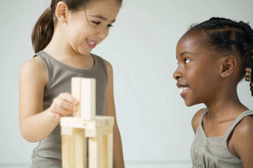 西方人,儿童,两个人,伙伴,朋友,坐,笑,微笑,横图,室内,白天,侧面,游戏,友谊,纯洁,智慧,地毯,房间,玩具,欧洲,非洲,黑人,欧洲人,握,墙,玩,娱乐,相视,墙壁,墙面,小孩,白色,休闲,面对面,积木,可爱,童年,童趣,益智,握着,活动,对视,思维,发泄,消遣,智力,相对,想象,童真,烂漫,无邪,相看,抽积木,宣泄,天真,友情,女孩,女人,女性,白种人,非洲人,玩耍,嬉戏,坐着,半身,彩图,卧房,女生