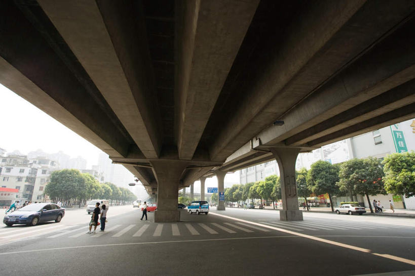 东方人,两个人,伙伴,朋友,家,高楼大厦,横图,室外,白天,度假,友谊,美景,植物,城市风光,城市,大桥,大厦,建筑,立交桥,路灯,桥梁,公共汽车,中国,亚洲,路标,房屋,屋子,景观,云,云朵,高架,桥,灯光,巴士,公交车,云彩,黄种人,娱乐,楼房,路牌,住宅,车,灯,树,树木,背面,绿色,白云,天空,自然,交通工具,轿车,天,享受,休闲,景色,放松,生长,成长,照明设备,东亚,中华人民共和国,友情,男人,男性,中年男性,亚洲人,彩图,全身,房子,大楼,高层建筑,高楼