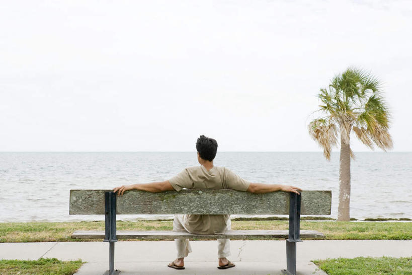 西方人,一个人,坐,伸展双臂,横图,室外,白天,草地,草坪,海洋,植物,欧洲,欧洲人,仅一个男性,仅一个人,仅一个中年男性,阴影,光线,影子,浪花,水平线,辽阔,海平线,注视,休闲装,草,树,树木,背面,绿色,天空,阳光,自然,海水,天,扶,观察,看,休闲,广阔,休闲服,生长,晴朗,成长,观看,一望无际,察看,扶着,关注,海景,万里无云,无边无际,一马平川,男人,男性,中年男性,白种人,大海,海,海水的波动,晴空,晴空万里,敞开双臂,伸开双臂,展开双肩,张开手臂,张开双臂,坐着,彩图,全身,水天相接,水天一线