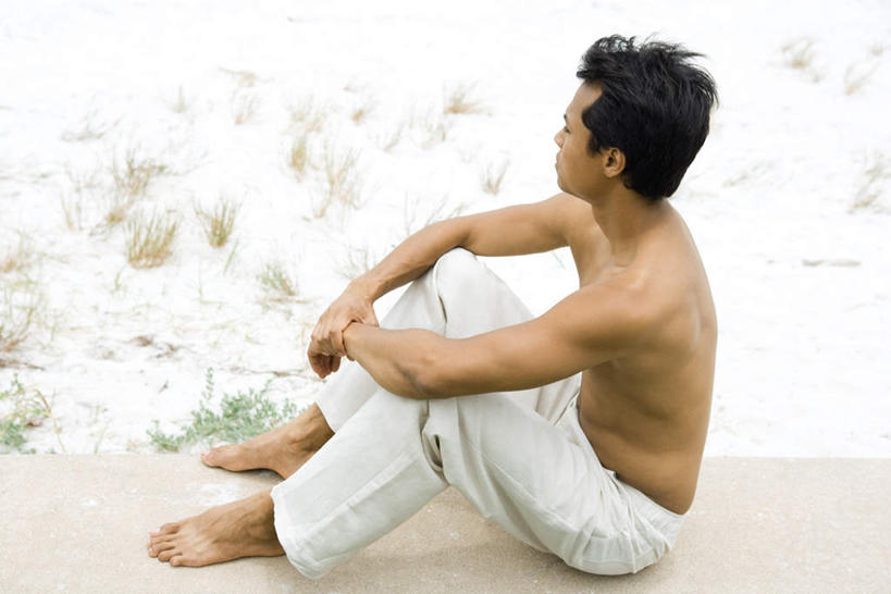 西方人,脸,头,脸颊,腿部,脚,脚趾,脚后跟,脚背,踝,腿,一个人,坐,横图,俯视,室外,白天,沙滩,植物,欧洲,欧洲人,仅一个男性,仅一个人,仅一个中年男性,阴影,裤子,光线,沙子,影子,海岸,沙地,注视,光脚,草,绿色,白色,阳光,观察,看,赤脚,躯干,观看,察看,关注,男人,男性,中年男性,白种人,头部,脸部,脸蛋,面部,海滩,坐着,彩图,高角度拍摄,全身