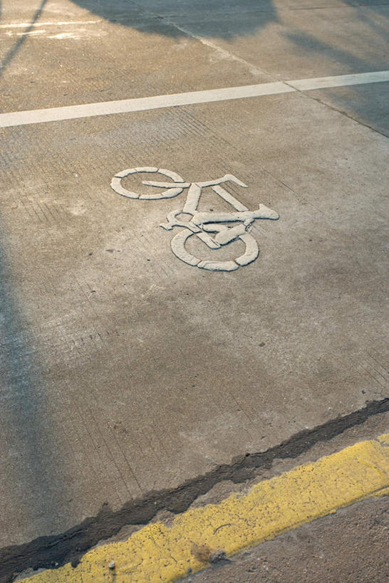 无人,竖图,俯视,室外,白天,度假,美景,城市风光,城市,道路,路,公路,中国,亚洲,阴影,光线,标志,影子,景观,分界线,停车线,交通,娱乐,标识,白色,阳光,享受,休闲,景色,放松,车行道,车行道分界线,标线,沥青,东亚,车行线,中华人民共和国,马路,彩图,高角度拍摄