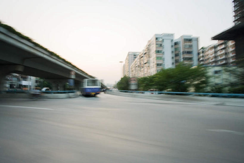 无人,家,栏杆,横图,室外,白天,正面,度假,美景,植物,城市风光,标志建筑,城市,大桥,地标,建筑,立交桥,桥梁,指示牌,公共汽车,中国,亚洲,阴影,朦胧,模糊,光线,标志,影子,栅栏,房屋,屋子,景观,高架,建筑群,围栏,桥,巴士,公交车,娱乐,标识,建设,护栏,楼房,住宅,车,树,树木,蓝色,绿色,蓝天,天空,阳光,自然,交通工具,天,享受,休闲,景色,放松,生长,晴朗,成长,东亚,万里无云,中华人民共和国,晴空,晴空万里,彩图,房子