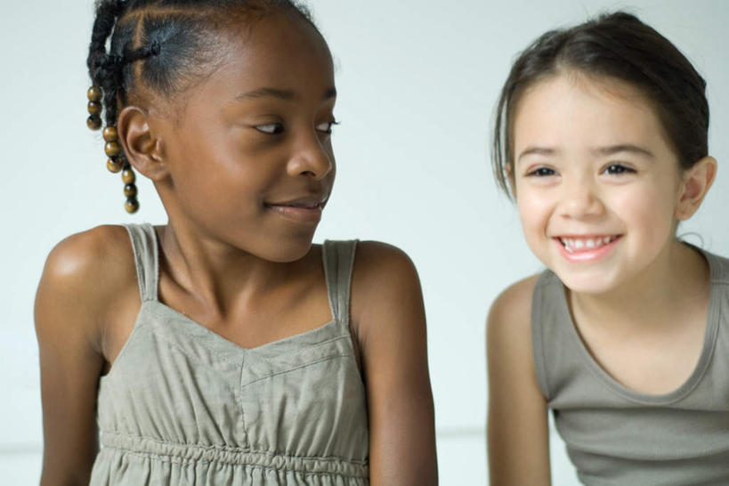 西方人,儿童,两个人,伙伴,朋友,坐,笑,微笑,露齿笑,横图,室内,白天,白色背景,正面,友谊,欧洲,非洲,黑人,欧洲人,撑,墙,注视,休闲装,墙壁,墙面,小孩,白色,观察,看,休闲,休闲服,观看,察看,撑着,关注,友情,女孩,女人,女性,白种人,非洲人,坐着,半身,彩图,女生