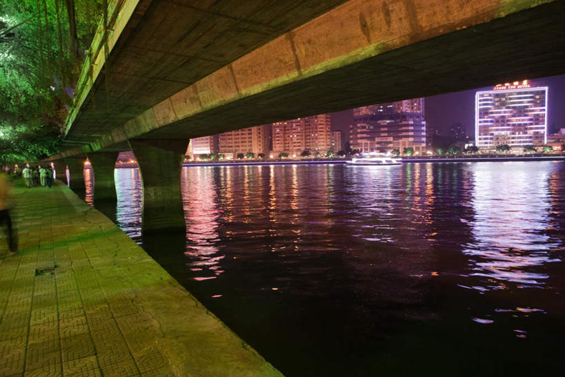 无人,横图,室外,夜晚,正面,度假,河流,美景,水,植物,城市风光,标志建筑,城市,大桥,地标,建筑,立交桥,路灯,桥梁,船,中国,亚洲,一艘,波纹,瓷砖,地砖,河水,景观,水流,高架,建筑群,桥,灯光,地面,涟漪,娱乐,建设,灯,树,树木,绿色,倒影,水纹,自然,交通工具,波浪,享受,休闲,景色,放松,生长,成长,倒映,舟,照明设备,东亚,中华人民共和国,水晕,反照,彩图