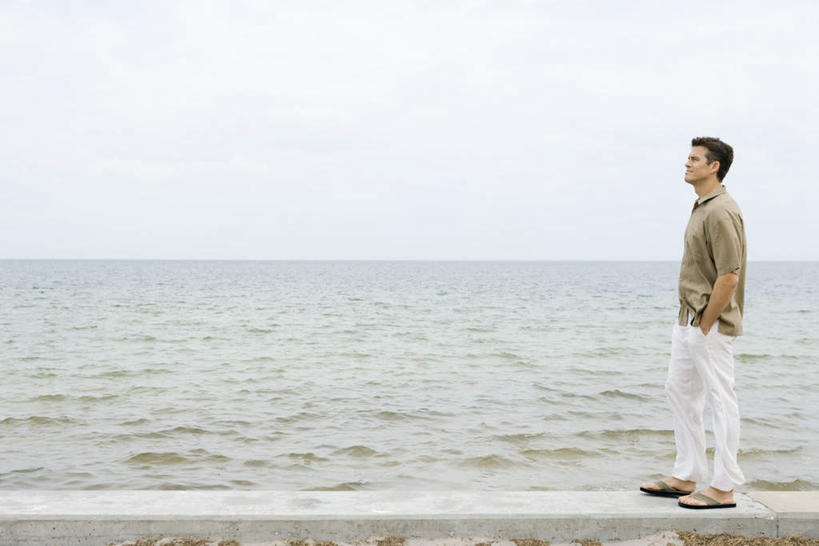 西方人,脸,头,脸颊,腿部,脚,脚趾,脚后跟,脚背,踝,腿,一个人,站,笑,微笑,横图,室外,白天,侧面,海洋,沙滩,欧洲,欧洲人,仅一个男性,仅一个人,沙子,海岸,水平线,辽阔,海平线,沙地,注视,休闲装,台阶,仅一个年轻男性,天空,海水,拖鞋,天,看,站着,休闲,广阔,休闲服,晴朗,一望无际,海景,万里无云,无边无际,一马平川,男人,男性,年轻男性,白种人,头部,脸部,脸蛋,面部,大海,海,海水的波动,海滩,晴空,晴空万里,插兜,两手抄兜,两手放兜,手插兜,手放口袋,站立,彩图,全身,水天相接,水天一线