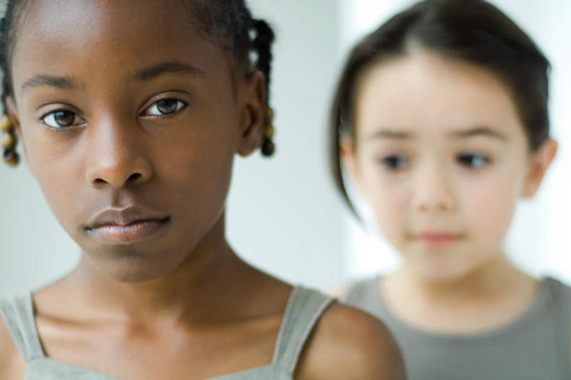 西方人,儿童,脸,头,脸颊,两个人,伙伴,朋友,站,横图,室内,特写,白天,正面,友谊,纯洁,欧洲,非洲,黑人,欧洲人,朦胧,模糊,墙,注视,休闲装,肩膀,墙壁,墙面,小孩,白色,观察,看,站着,休闲,休闲服,可爱,童年,童趣,观看,察看,关注,童真,烂漫,无邪,天真,友情,女孩,女人,女性,白种人,非洲人,头部,脸部,脸蛋,面部,站立,半身,彩图,女生