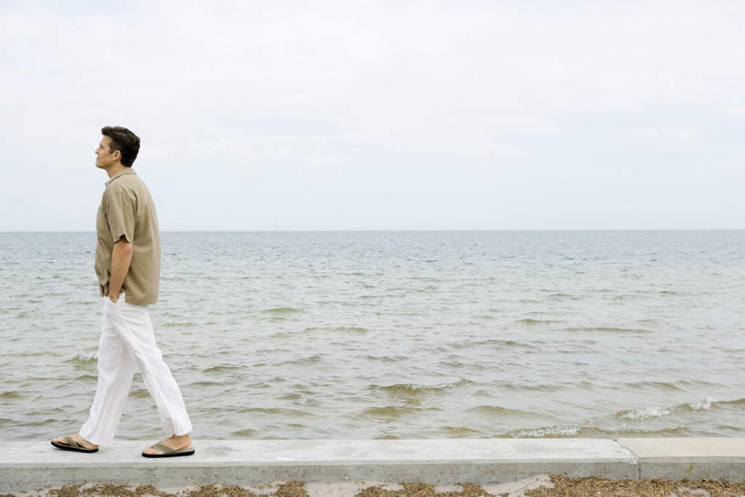 西方人,脸,头,脸颊,腿部,脚,脚趾,脚后跟,脚背,踝,腿,一个人,走,笑,微笑,横图,室外,白天,侧面,海洋,沙滩,欧洲,欧洲人,仅一个男性,仅一个人,沙子,海岸,水平线,辽阔,海平线,沙地,注视,休闲装,台阶,仅一个年轻男性,天空,海水,拖鞋,天,看,休闲,广阔,休闲服,晴朗,一望无际,海景,万里无云,无边无际,一马平川,男人,男性,年轻男性,白种人,头部,脸部,脸蛋,面部,大海,海,海水的波动,海滩,晴空,晴空万里,步行,插兜,两手抄兜,两手放兜,散步,手插兜,手放口袋,走路,彩图,全身,水天相接,水天一线