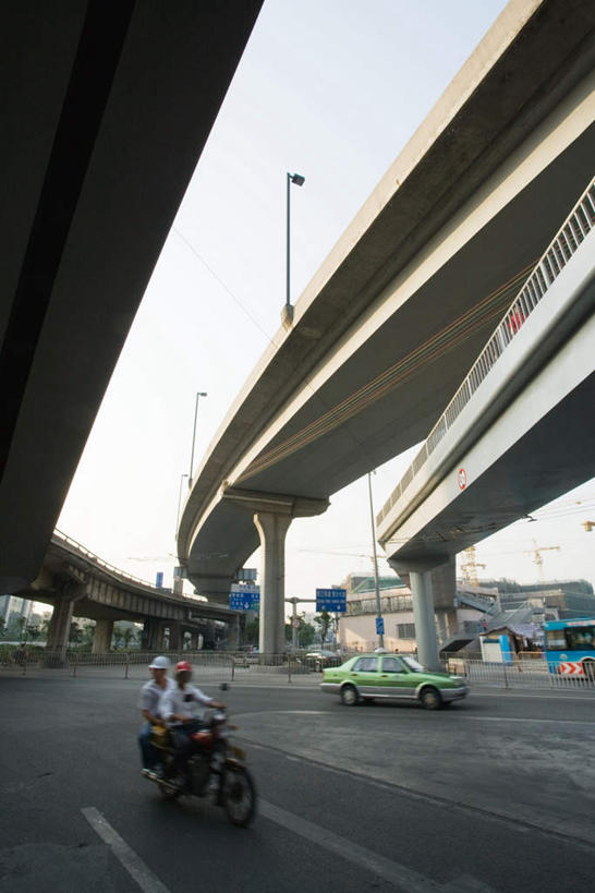 东方人,两个人,伙伴,朋友,家,栏杆,竖图,室外,白天,仰视,度假,友谊,美景,植物,城市风光,城市,大桥,道路,立交桥,路,路灯,桥梁,指示牌,公路,公共汽车,摩托车,中国,亚洲,阴影,朦胧,模糊,光线,标志,影子,栅栏,房屋,屋子,景观,云,高架,围栏,桥,灯光,分界线,巴士,停车线,公交车,交通,云彩,黄种人,娱乐,标识,护栏,楼房,住宅,车,灯,树,树木,蓝色,绿色,白云,蓝天,天空,阳光,自然,交通工具,天,享受,休闲,景色,放松,生长,晴朗,成长,车行道,车行道分界线,照明设备,标线,东亚,车行线,万里无云,中华人民共和国,友情,男人,男性,年轻男性,亚洲人,晴空,晴空万里,马路,彩图,低角度拍摄,全身,房子