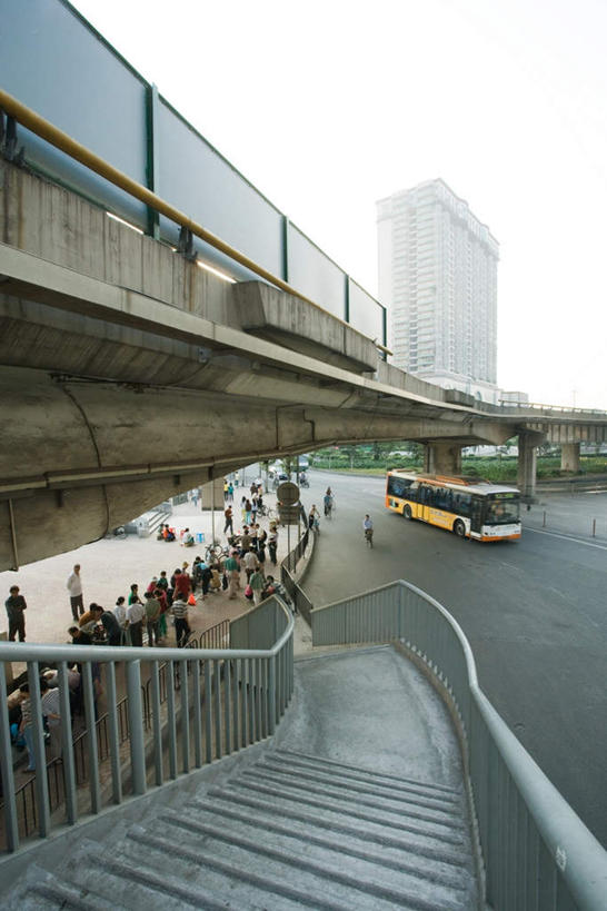 东方人,家,栏杆,走,竖图,俯视,室外,白天,度假,美景,植物,城市风光,标志建筑,城市,大桥,道路,地标,建筑,立交桥,路,路灯,桥梁,指示牌,公路,公共汽车,摩托车,广州,中国,亚洲,行人,阴影,服装,朦胧,模糊,光线,标志,影子,栅栏,房屋,屋子,景观,云,高架,建筑群,围栏,桥,灯光,分界线,巴士,停车线,公交车,交通,许多人,云彩,注视,休闲装,黄种人,娱乐,标识,建设,护栏,楼房,路人,住宅,车,灯,树,树木,衣服,绿色,白云,天空,阳光,自然,交通工具,天,观察,看,一群人,享受,休闲,休闲服,景色,放松,服饰,生长,成长,观看,车行道,车行道分界线,察看,照明设备,关注,标线,东亚,车行线,广东,广东省,中华人民共和国,华南地区,省会,广州市,粤,过客,男人,男性,女人,女性,中年男性,中年女性,亚洲人,马路,步行,散步,走路,彩图,高角度拍摄,全身,房子