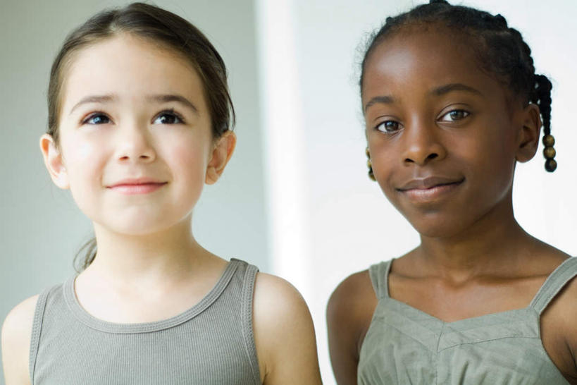 西方人,儿童,脸,头,脸颊,两个人,伙伴,朋友,站,横图,室内,特写,白天,正面,友谊,纯洁,欧洲,非洲,黑人,欧洲人,朦胧,模糊,墙,注视,休闲装,肩膀,墙壁,墙面,小孩,白色,观察,看,站着,休闲,休闲服,可爱,童年,童趣,观看,察看,关注,童真,烂漫,无邪,天真,友情,女孩,女人,女性,白种人,非洲人,头部,脸部,脸蛋,面部,站立,半身,彩图,女生