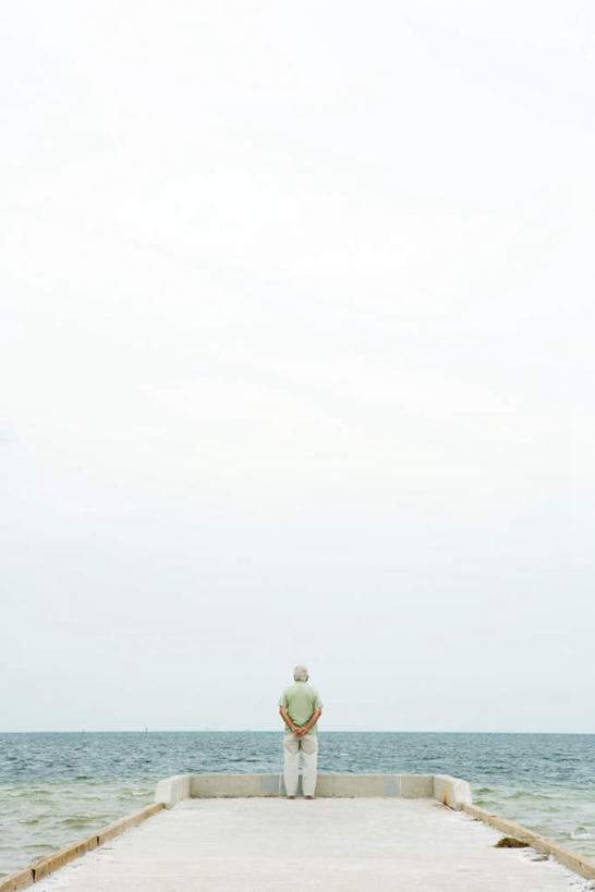 西方人,一个人,站,竖图,室外,白天,仰视,海浪,海洋,欧洲,欧洲人,仅一个男性,仅一个人,阴影,光线,影子,水平线,辽阔,海平线,注视,休闲装,蓝色,蓝天,天空,阳光,海水,天,观察,看,站着,仅一个老年男性,休闲,广阔,休闲服,晴朗,观看,一望无际,察看,关注,海景,万里无云,无边无际,一马平川,老年男性,男人,男性,白种人,大海,海,海水的波动,晴空,晴空万里,站立,彩图,低角度拍摄,全身,水天相接,水天一线