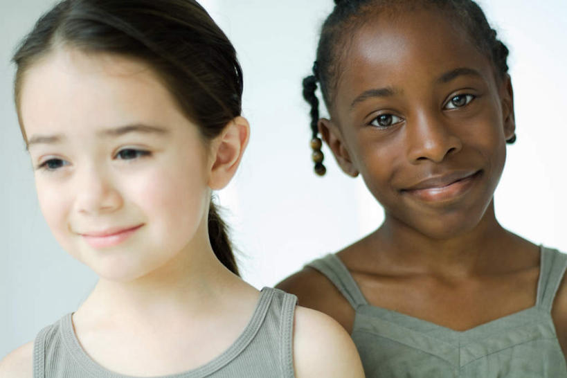 西方人,儿童,脸,头,脸颊,两个人,伙伴,朋友,站,横图,室内,特写,白天,正面,友谊,纯洁,欧洲,非洲,黑人,欧洲人,朦胧,模糊,墙,注视,休闲装,肩膀,墙壁,墙面,小孩,白色,观察,看,站着,休闲,休闲服,可爱,童年,童趣,观看,察看,关注,童真,烂漫,无邪,天真,友情,女孩,女人,女性,白种人,非洲人,头部,脸部,脸蛋,面部,站立,半身,彩图,女生