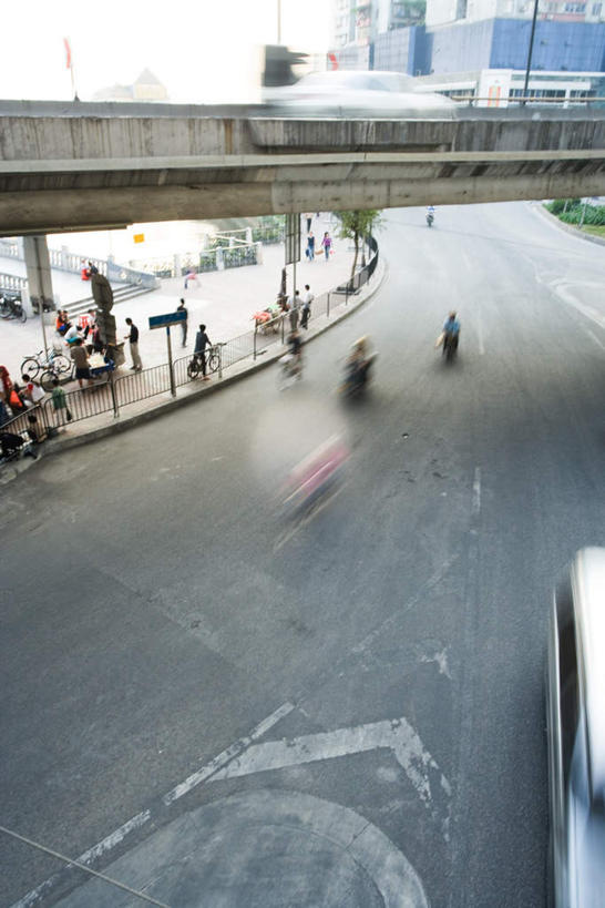 东方人,家,栏杆,走,竖图,俯视,室外,白天,度假,美景,植物,城市风光,标志建筑,城市,大桥,道路,地标,建筑,立交桥,路,路灯,桥梁,指示牌,公路,公共汽车,摩托车,中国,亚洲,行人,阴影,服装,朦胧,模糊,光线,标志,影子,栅栏,房屋,屋子,景观,云,高架,建筑群,围栏,桥,灯光,分界线,巴士,停车线,公交车,交通,许多人,云彩,注视,休闲装,黄种人,娱乐,标识,建设,护栏,楼房,路人,住宅,车,灯,树,树木,骑,衣服,绿色,白云,天空,阳光,自然,交通工具,天,观察,看,一群人,骑车,享受,休闲,休闲服,景色,放松,服饰,生长,成长,观看,车行道,车行道分界线,察看,照明设备,关注,标线,东亚,车行线,中华人民共和国,过客,男人,男性,女人,女性,中年男性,中年女性,亚洲人,马路,步行,散步,走路,彩图,高角度拍摄,全身,房子