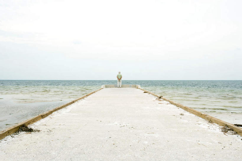 西方人,一个人,站,竖图,室外,白天,海浪,海洋,欧洲,欧洲人,仅一个男性,仅一个人,阴影,光线,影子,水平线,辽阔,海平线,注视,休闲装,背面,蓝色,蓝天,天空,阳光,海水,天,观察,看,站着,仅一个老年男性,休闲,广阔,休闲服,晴朗,观看,一望无际,察看,关注,海景,万里无云,无边无际,一马平川,老年男性,男人,男性,白种人,大海,海,海水的波动,晴空,晴空万里,站立,彩图,全身,水天相接,水天一线