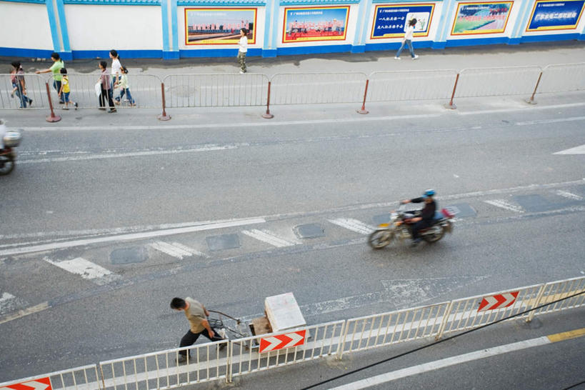 东方人,家,栏杆,走,拉,横图,俯视,室外,白天,度假,美景,城市风光,标志建筑,城市,大桥,道路,地标,建筑,立交桥,路,路灯,桥梁,指示牌,公路,公共汽车,摩托车,中国,亚洲,行人,握,阴影,服装,朦胧,模糊,光线,标志,影子,栅栏,房屋,屋子,景观,云,高架,建筑群,围栏,桥,灯光,分界线,巴士,停车线,公交车,交通,许多人,云彩,注视,休闲装,黄种人,娱乐,标识,建设,护栏,楼房,路人,住宅,车,灯,骑,衣服,白云,天空,阳光,自然,交通工具,天,观察,看,一群人,骑车,享受,休闲,休闲服,景色,放松,握着,服饰,观看,车行道,车行道分界线,察看,照明设备,关注,标线,东亚,车行线,中华人民共和国,过客,男人,男性,女人,女性,中年男性,中年女性,亚洲人,马路,步行,散步,走路,彩图,高角度拍摄,全身,房子