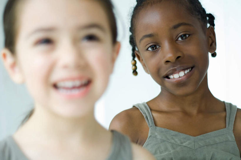 西方人,儿童,两个人,姐妹,伙伴,朋友,站,笑,微笑,露齿笑,横图,室内,特写,白天,正面,友谊,纯洁,欧洲,非洲,黑人,欧洲人,墙,休闲装,墙壁,墙面,小孩,白色,站着,休闲,休闲服,可爱,童年,童趣,童真,烂漫,无邪,天真,友情,女孩,女人,女性,白种人,非洲人,站立,半身,彩图,女生