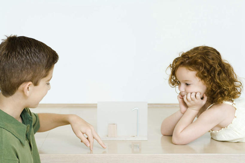 西方人,儿童,两个人,伙伴,朋友,坐,横图,室内,白天,侧面,游戏,友谊,纯洁,桌子,玩具,欧洲,欧洲人,撑,墙,玩,托腮,娱乐,书桌,相视,墙壁,墙面,小孩,白色,托,休闲,面对面,可爱,童年,童趣,益智,活动,对视,发泄,消遣,智力,托下巴,相对,童真,烂漫,无邪,相看,宣泄,天真,友情,男孩,男人,男性,女孩,女人,女性,白种人,玩耍,嬉戏,坐着,半身,彩图,男生,女生