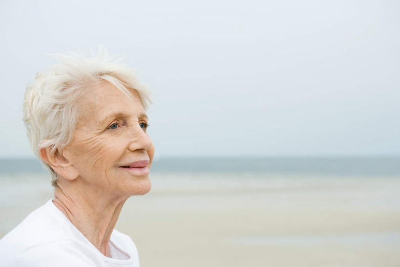 西方人,脸,头,脸颊,一个人,坐,笑,微笑,露齿笑,横图,室外,特写,白天,侧面,海洋,沙滩,欧洲,欧洲人,仅一个女性,仅一个人,朦胧,模糊,沙子,海岸,水平线,云,云朵,辽阔,海平线,沙地,云彩,注视,肩膀,白云,天空,海水,天,看,广阔,仅一个老年女性,一望无际,海景,无边无际,一马平川,老年女性,女人,女性,白种人,头部,脸部,脸蛋,面部,大海,海,海水的波动,海滩,近岸浪,坐着,半身,彩图,水天相接,水天一线