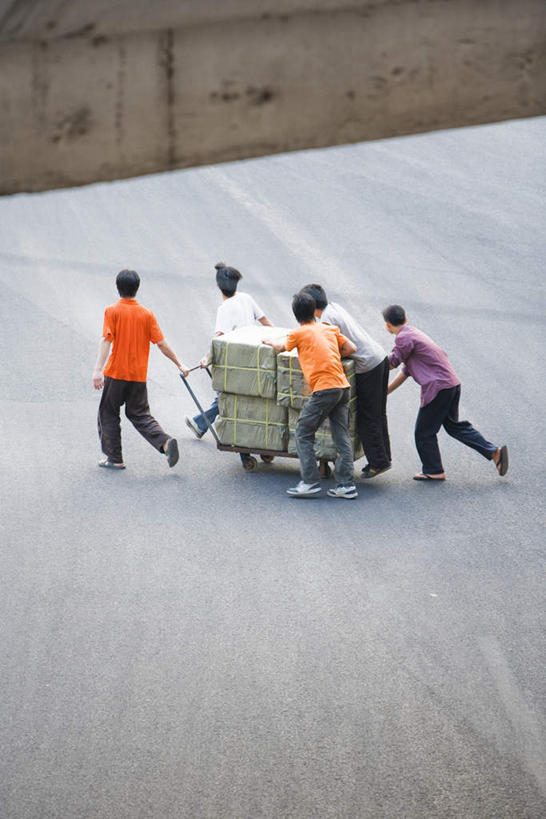 东方人,伙伴,朋友,走,拉,推,竖图,俯视,室外,白天,友谊,合作,团队,风,中国,亚洲,五个人,一辆,阴影,光线,包裹,影子,墙,注视,黄种人,场地,货物,墙壁,墙面,车,阳光,手推车,交通工具,观察,看,战略,观看,察看,关注,载具,东亚,中华人民共和国,联合,合谋,配合,协作,男人,男性,年轻男性,亚洲人,步行,走路,彩图,高角度拍摄,全身