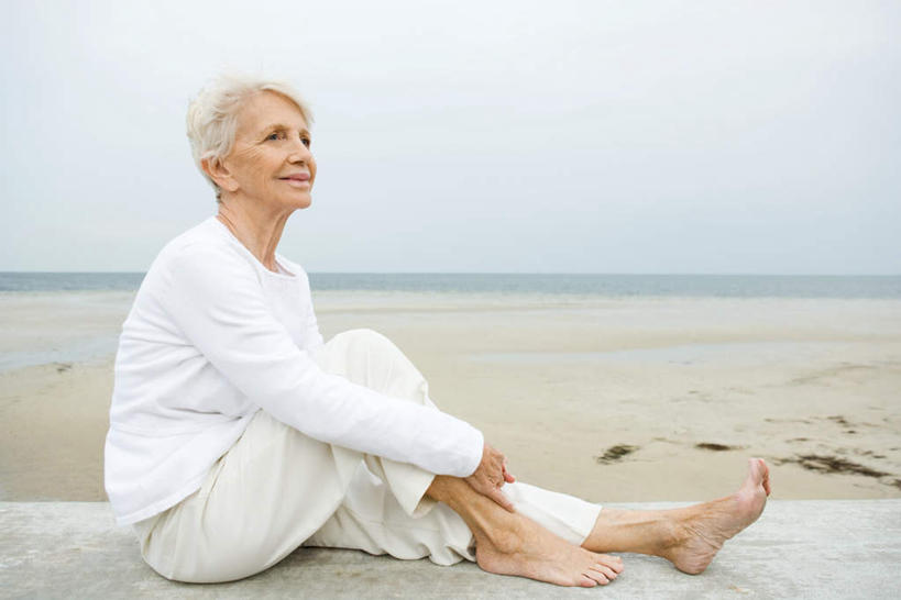 西方人,腿部,脚,脚趾,脚后跟,脚背,踝,腿,一个人,坐,笑,微笑,露齿笑,横图,室外,白天,侧面,海洋,沙滩,欧洲,欧洲人,仅一个女性,仅一个人,沙子,海岸,水平线,云,云朵,辽阔,海平线,沙地,云彩,注视,光脚,白云,天空,海水,天,看,广阔,赤脚,仅一个老年女性,一望无际,关注,海景,无边无际,一马平川,老年女性,女人,女性,白种人,脚底,大海,海,海水的波动,海滩,近岸浪,抬头,仰头,坐着,彩图,全身,水天相接,水天一线