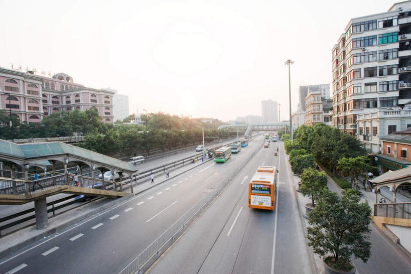 东方人,家,栏杆,走,横图,俯视,室外,白天,度假,美景,植物,城市风光,标志建筑,城市,大桥,道路,地标,建筑,立交桥,路,路灯,桥梁,指示牌,公路,公共汽车,摩托车,中国,亚洲,行人,阴影,服装,光线,标志,影子,栅栏,房屋,屋子,景观,高架,建筑群,围栏,桥,灯光,分界线,巴士,停车线,公交车,交通,许多人,注视,休闲装,黄种人,娱乐,标识,建设,护栏,楼房,路人,住宅,车,灯,树,树木,衣服,绿色,天空,阳光,自然,交通工具,天,观察,看,一群人,享受,休闲,休闲服,景色,放松,服饰,生长,晴朗,成长,观看,车行道,车行道分界线,察看,照明设备,关注,标线,东亚,车行线,万里无云,中华人民共和国,过客,男人,男性,女人,女性,中年男性,中年女性,亚洲人,晴空,晴空万里,马路,步行,散步,走路,彩图,高角度拍摄,全身,房子