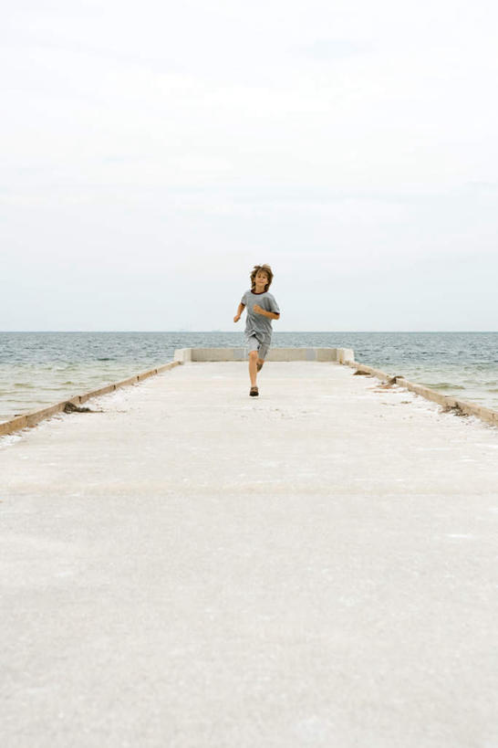 西方人,儿童,一个人,跑,竖图,室外,白天,锻炼,纯洁,运动,海浪,海洋,欧洲,欧洲人,仅一个男性,仅一个人,阴影,光线,影子,水平线,辽阔,海平线,注视,休闲装,小孩,背面,蓝色,蓝天,天空,阳光,海水,天,观察,看,仅一个小孩,休闲,广阔,休闲服,可爱,童年,童趣,晴朗,观看,一望无际,察看,关注,海景,童真,烂漫,无邪,万里无云,无边无际,一马平川,体育,天真,男孩,男人,男性,白种人,孩子,大海,海,海水的波动,晴空,晴空万里,跑步,彩图,全身,健身,水天相接,水天一线,男生