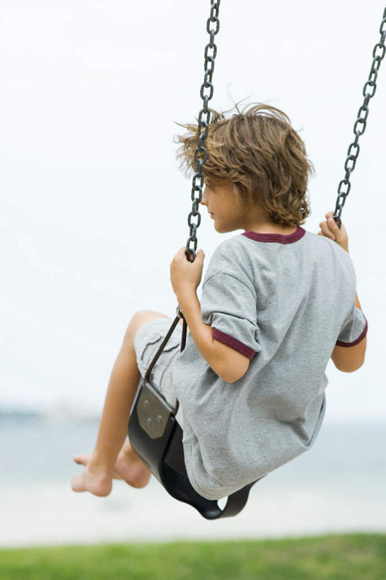 西方人,儿童,腿部,脚,脚趾,脚趾甲,腿,一个人,坐,竖图,室外,白天,游戏,纯洁,海洋,沙滩,植物,欧洲,欧洲人,仅一个男性,仅一个人,握,摇摆,阴影,朦胧,模糊,光线,沙子,影子,海岸,沙地,拿,玩,拿着,注视,光脚,娱乐,草,小孩,背面,绿色,天空,阳光,海水,轮胎,秋千,天,荡秋千,观察,看,仅一个小孩,休闲,赤脚,可爱,童年,童趣,握着,铁链,晴朗,观看,活动,察看,关注,摇晃,海景,童真,烂漫,无邪,万里无云,天真,男孩,男人,男性,白种人,孩子,脚指甲,大海,海,海水的波动,海滩,近岸浪,晴空,晴空万里,玩耍,嬉戏,坐着,彩图,全身,男生