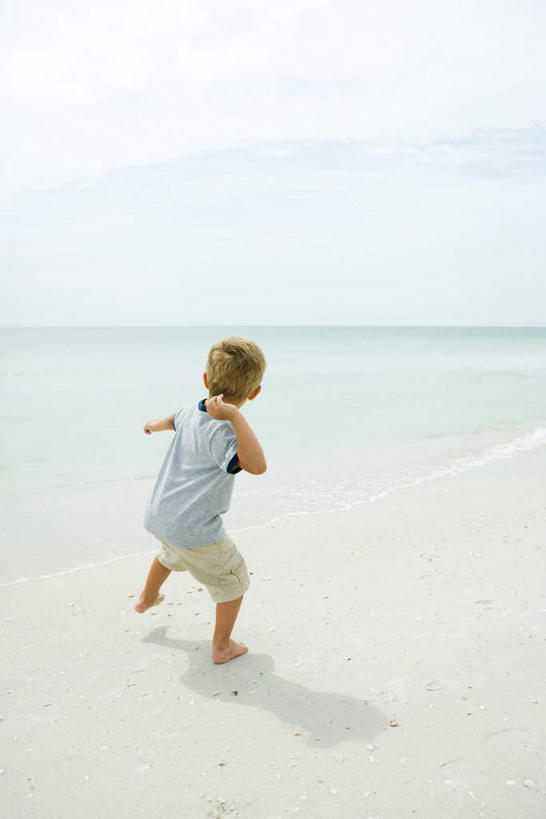 西方人,儿童,一个人,站,投,竖图,室外,白天,游戏,海洋,沙滩,欧洲,欧洲人,仅一个男性,仅一个人,阴影,朦胧,模糊,光线,沙子,影子,海岸,水平线,辽阔,海平线,沙地,玩,休闲装,娱乐,小孩,背面,蓝色,蓝天,天空,阳光,海水,天,站着,仅一个小孩,休闲,广阔,休闲服,晴朗,一望无际,海景,万里无云,无边无际,一马平川,男孩,男人,男性,白种人,孩子,大海,海,海水的波动,海滩,近岸浪,晴空,晴空万里,抛,扔,撒,玩耍,嬉戏,站立,掷,彩图,全身,水天相接,水天一线,男生