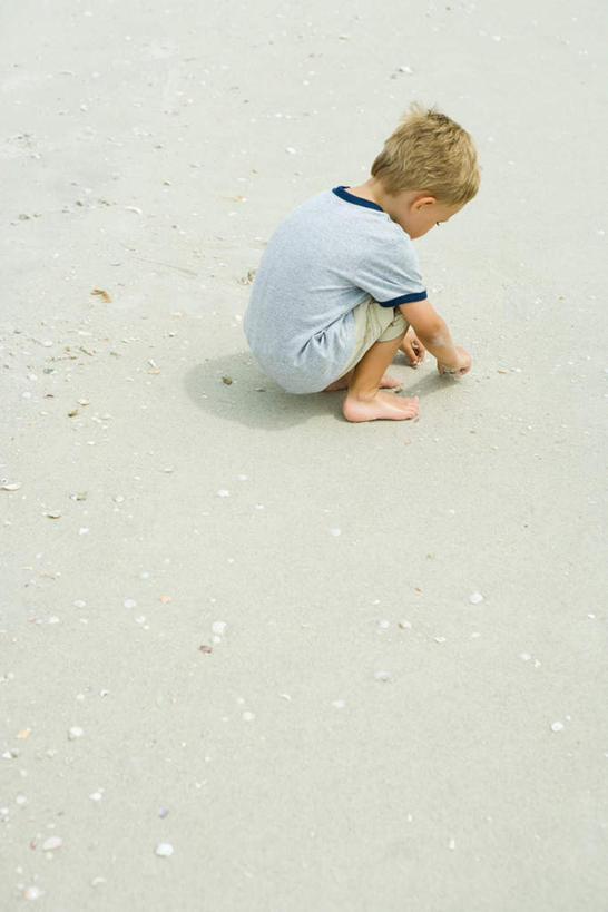 西方人,儿童,腿部,脚,脚趾,脚后跟,脚背,踝,腿,一个人,蹲,竖图,俯视,室外,白天,游戏,沙滩,欧洲,欧洲人,仅一个男性,仅一个人,握,阴影,光线,沙子,影子,海岸,沙地,拿,玩,拿着,注视,休闲装,娱乐,小孩,阳光,观察,看,仅一个小孩,休闲,休闲服,握着,观看,察看,关注,男孩,男人,男性,白种人,孩子,海滩,蹲着,玩耍,嬉戏,彩图,高角度拍摄,全身,男生