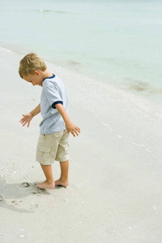 西方人,儿童,腿部,脚,脚趾,脚后跟,脚背,踝,腿,一个人,站,竖图,俯视,室外,白天,游戏,海洋,沙滩,欧洲,欧洲人,仅一个男性,仅一个人,阴影,光线,沙子,影子,海岸,水平线,辽阔,海平线,沙地,玩,注视,休闲装,娱乐,画,小孩,阳光,海水,低头,观察,看,站着,仅一个小孩,休闲,广阔,休闲服,观看,一望无际,察看,关注,海景,无边无际,一马平川,男孩,男人,男性,白种人,孩子,大海,海,海水的波动,海滩,近岸浪,玩耍,嬉戏,站立,彩图,高角度拍摄,全身,水天相接,水天一线,男生