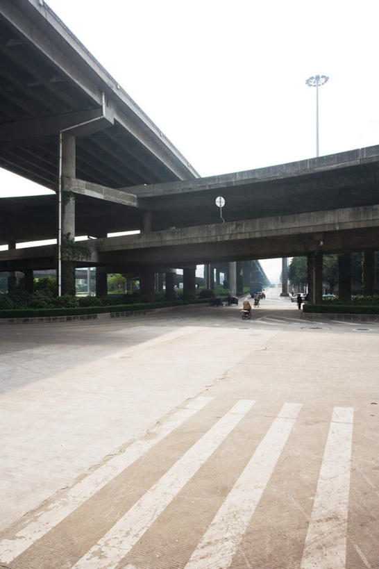 无人,竖图,室外,白天,仰视,度假,美景,植物,城市风光,城市,大桥,道路,立交桥,路,路灯,桥梁,指示牌,公路,中国,亚洲,标志,景观,云,高架,桥,灯光,分界线,停车线,交通,云彩,娱乐,标识,灯,树,树木,绿色,白云,天空,自然,天,享受,休闲,景色,放松,生长,晴朗,成长,车行道,车行道分界线,照明设备,标线,东亚,车行线,万里无云,中华人民共和国,晴空,晴空万里,马路,彩图,低角度拍摄