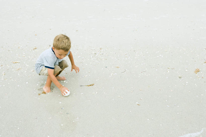 西方人,儿童,腿部,脚,脚趾,脚后跟,脚背,踝,腿,一个人,蹲,竖图,俯视,室外,白天,游戏,沙滩,欧洲,欧洲人,仅一个男性,仅一个人,握,阴影,光线,沙子,影子,海岸,沙地,拿,玩,拿着,注视,休闲装,娱乐,小孩,阳光,观察,看,仅一个小孩,休闲,休闲服,握着,观看,察看,关注,男孩,男人,男性,白种人,孩子,海滩,蹲着,玩耍,嬉戏,彩图,高角度拍摄,全身,男生