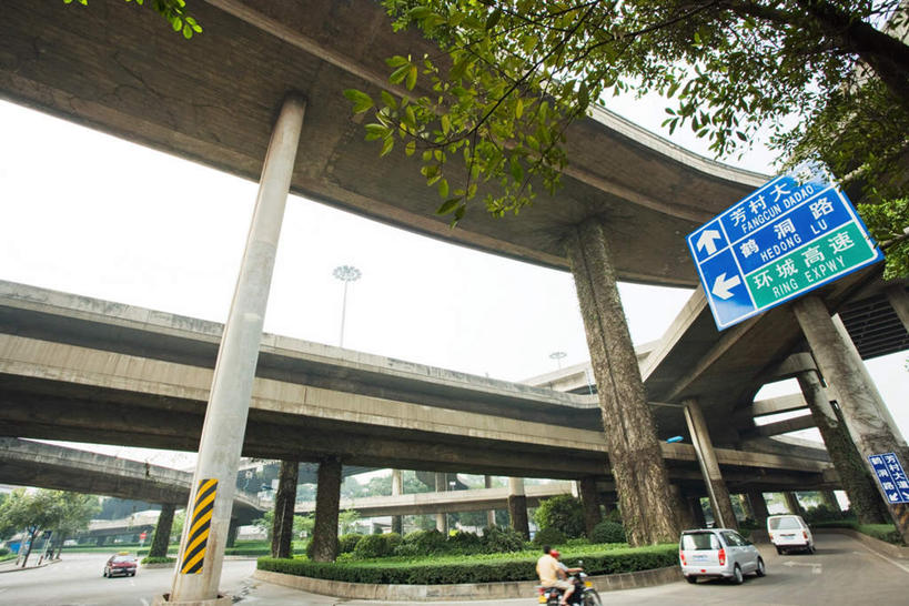 东方人,一个人,栏杆,横图,室外,白天,仰视,度假,美景,植物,城市风光,城市,大桥,道路,立交桥,路,路灯,桥梁,指示牌,公路,公共汽车,摩托车,广州,中国,亚洲,仅一个男性,仅一个人,仅一个中年男性,握,阴影,服装,光线,标志,影子,栅栏,景观,高架,围栏,桥,灯光,分界线,巴士,停车线,公交车,交通,注视,休闲装,黄种人,娱乐,标识,护栏,车,灯,树,树木,骑,衣服,绿色,天空,阳光,自然,交通工具,天,观察,看,骑车,享受,休闲,休闲服,景色,放松,握着,服饰,生长,晴朗,成长,观看,车行道,车行道分界线,察看,照明设备,关注,标线,东亚,车行线,广东,广东省,万里无云,中华人民共和国,华南地区,省会,广州市,粤,男人,男性,中年男性,亚洲人,晴空,晴空万里,马路,彩图,低角度拍摄,全身