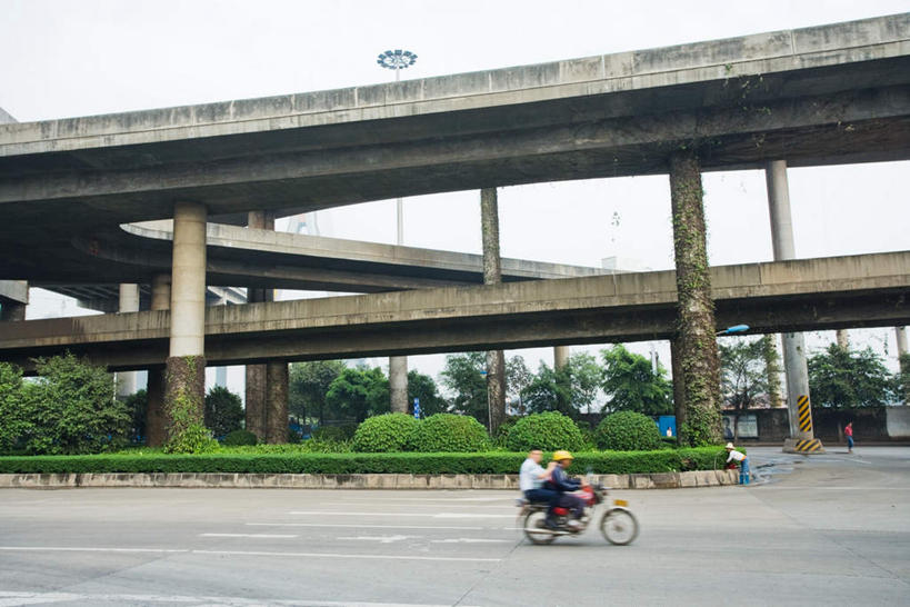 东方人,四个人,伙伴,朋友,站,横图,室外,白天,仰视,度假,友谊,美景,植物,城市风光,城市,大桥,道路,卡车,立交桥,路,路灯,桥梁,指示牌,公路,摩托车,汽车,中国,亚洲,行人,握,阴影,服装,光线,标志,影子,景观,云,桥,灯光,分界线,停车线,交通,云彩,注视,休闲装,黄种人,娱乐,标识,路人,车,灯,树,树木,骑,衣服,绿色,白云,天空,阳光,自然,交通工具,天,观察,看,站着,骑车,享受,休闲,休闲服,景色,放松,握着,服饰,生长,成长,观看,车行道,车行道分界线,察看,照明设备,关注,标线,东亚,车行线,中华人民共和国,过客,友情,男人,男性,女人,女性,中年男性,中年女性,亚洲人,马路,站立,彩图,低角度拍摄,全身