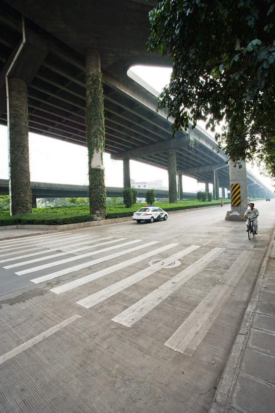 东方人,一个人,栏杆,竖图,室外,白天,正面,度假,美景,植物,城市风光,城市,大桥,道路,立交桥,路,路灯,桥梁,人行横道,指示牌,公路,自行车,汽车,中国,亚洲,仅一个男性,仅一个人,仅一个中年男性,握,阴影,服装,光线,标志,影子,栅栏,景观,云,高架,人行道,围栏,桥,灯光,分界线,停车线,交通,云彩,注视,休闲装,黄种人,娱乐,标识,护栏,车,灯,树,树木,骑,衣服,绿色,白云,天空,阳光,自然,交通工具,轿车,天,观察,看,骑车,享受,休闲,休闲服,景色,放松,握着,服饰,生长,成长,观看,车行道,车行道分界线,察看,照明设备,关注,标线,人行横道线,东亚,车行线,中华人民共和国,男人,男性,中年男性,亚洲人,斑马线,马路,彩图,全身