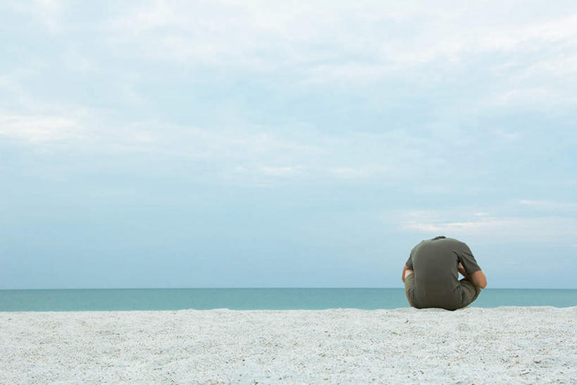 西方人,一个人,坐,横图,室外,白天,海洋,沙滩,欧洲,欧洲人,仅一个男性,仅一个人,沮丧,沙子,海岸,水平线,云,云朵,辽阔,海平线,沙地,云彩,休闲装,仅一个年轻男性,背面,蓝色,白云,蓝天,天空,海水,天,低头,休闲,广阔,休闲服,一望无际,海景,无边无际,一马平川,男人,男性,年轻男性,白种人,大海,海,海水的波动,海滩,近岸浪,坐着,彩图,全身,水天相接,水天一线