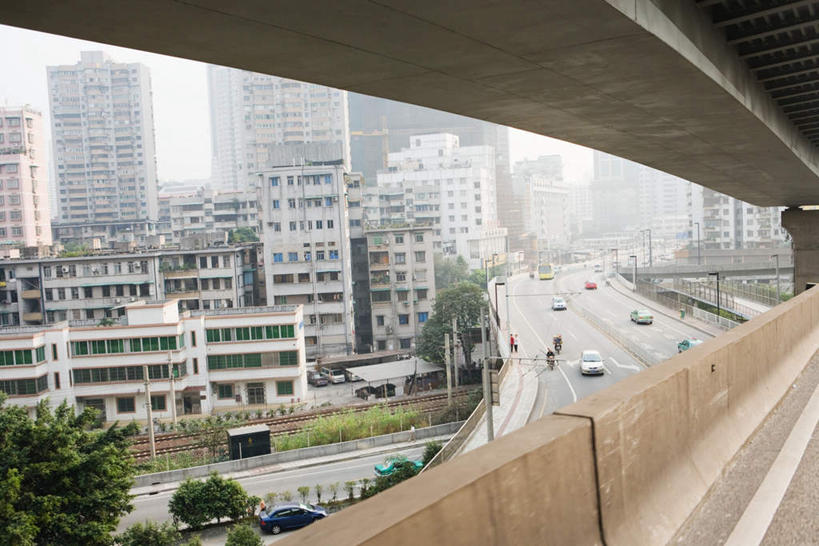 东方人,四个人,家,栏杆,走,横图,俯视,室外,白天,度假,美景,植物,城市风光,标志建筑,城市,大桥,道路,地标,建筑,立交桥,路,路灯,桥梁,指示牌,公路,公共汽车,摩托车,中国,亚洲,行人,阴影,服装,光线,标志,影子,栅栏,房屋,屋子,景观,云,高架,建筑群,围栏,桥,灯光,分界线,巴士,停车线,公交车,交通,铁轨,云彩,注视,休闲装,黄种人,娱乐,标识,建设,护栏,楼房,路人,住宅,车,灯,树,树木,骑,衣服,绿色,白云,天空,阳光,自然,交通工具,天,观察,看,骑车,享受,休闲,休闲服,景色,放松,服饰,生长,成长,观看,车行道,车行道分界线,察看,照明设备,关注,标线,东亚,车行线,中华人民共和国,过客,男人,男性,女人,女性,中年男性,中年女性,亚洲人,马路,步行,散步,走路,彩图,高角度拍摄,全身,房子