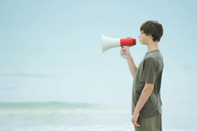 西方人,儿童,一个人,站,说,横图,室外,白天,侧面,海浪,海洋,沙滩,欧洲,欧洲人,仅一个男性,仅一个人,握,朦胧,模糊,沙子,海岸,水平线,辽阔,海平线,沙地,拿,拿着,注视,休闲装,小孩,海水,观察,看,站着,仅一个小孩,休闲,广阔,休闲服,喊,握着,观看,一望无际,察看,关注,扩音器,海景,无边无际,一马平川,男孩,男人,男性,白种人,孩子,大海,海,海水的波动,海滩,近岸浪,涌浪,讲话,说话,站立,半身,彩图,水天相接,水天一线,男生