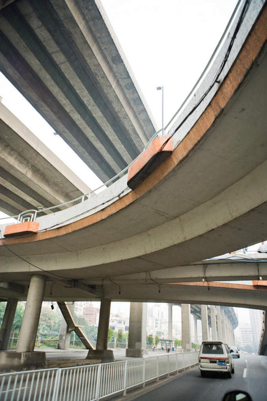 无人,栏杆,竖图,室外,白天,仰视,度假,美景,城市风光,标志建筑,城市,大桥,地标,建筑,立交桥,路灯,桥梁,汽车,中国,亚洲,栅栏,景观,云,云朵,高架,建筑群,围栏,桥,灯光,分界线,停车线,云彩,娱乐,建设,护栏,车,灯,白云,天空,交通工具,轿车,天,享受,休闲,景色,放松,车行道,车行道分界线,照明设备,标线,东亚,车行线,中华人民共和国,彩图,低角度拍摄