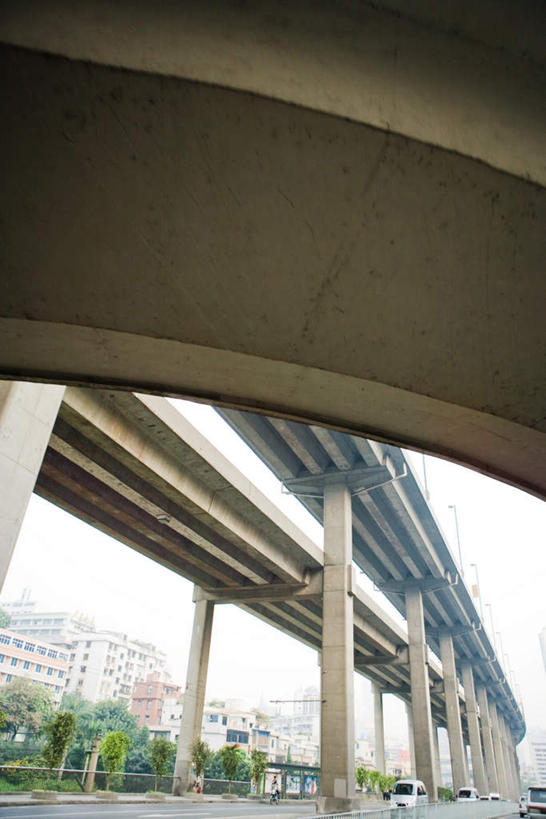 无人,高楼大厦,竖图,室外,白天,仰视,度假,美景,植物,城市风光,标志建筑,城市,大桥,大厦,地标,建筑,卡车,立交桥,桥梁,汽车,中国,亚洲,景观,高架,建筑群,桥,娱乐,建设,车,树,树木,绿色,天空,自然,交通工具,天,享受,休闲,景色,放松,生长,晴朗,成长,东亚,万里无云,中华人民共和国,晴空,晴空万里,彩图,低角度拍摄,大楼,高层建筑,高楼