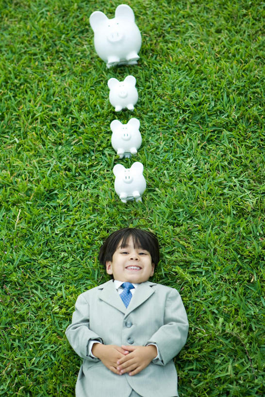 西方人,儿童,一个人,躺,笑,微笑,露齿笑,竖图,俯视,室外,白天,衬衫,西装,纯洁,草地,草坪,植物,欧洲,欧洲人,仅一个男性,仅一个人,一排,套装,正装,整齐,领带,职业装,草,排列,小孩,绿色,容器,仅一个小孩,四个,储蓄罐,器皿,可爱,童年,童趣,储蓄,存钱,金融,理财,经济,资金,存钱罐,队列,存款,流通,贸易,童真,烂漫,无邪,贮钱罐,储钱罐,扑满,卧着,天真,男孩,男人,男性,白种人,孩子,躺着,卧,半身,彩图,高角度拍摄,衬衣,男生