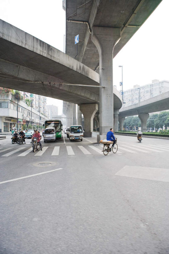 东方人,高楼大厦,栏杆,竖图,室外,白天,仰视,度假,美景,城市风光,城市,大桥,大厦,道路,建筑,立交桥,路,路灯,摩天大楼,桥梁,公路,汽车,广州,中国,亚洲,行人,握,服装,栅栏,景观,高架,围栏,桥,灯光,分界线,停车线,交通,许多人,注视,休闲装,黄种人,娱乐,护栏,路人,车,灯,骑,衣服,天空,交通工具,轿车,天,观察,看,一群人,骑车,享受,休闲,休闲服,景色,放松,握着,服饰,晴朗,观看,车行道,车行道分界线,察看,照明设备,关注,标线,东亚,车行线,广东,广东省,万里无云,中华人民共和国,华南地区,省会,广州市,粤,过客,男人,男性,女人,女性,中年男性,中年女性,亚洲人,晴空,晴空万里,马路,彩图,低角度拍摄,全身,高层建筑,高楼