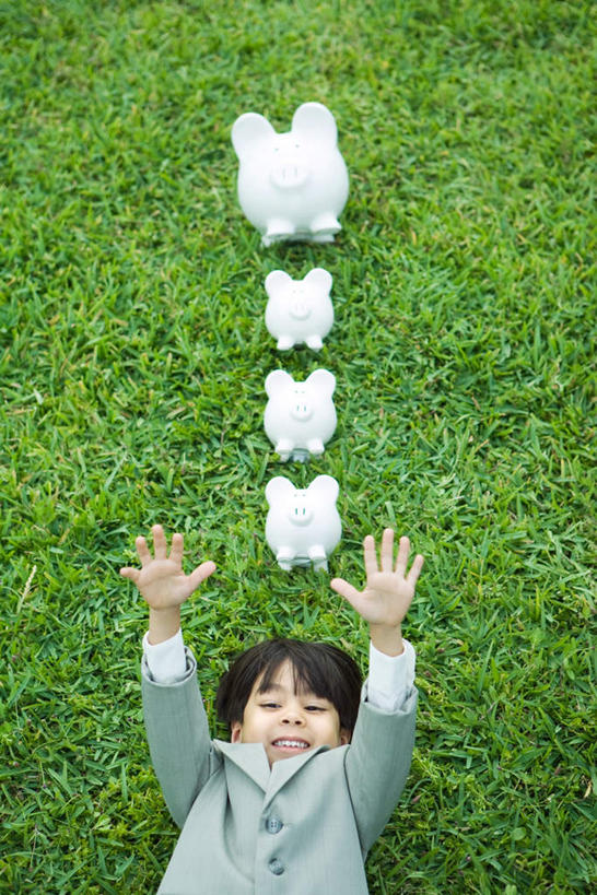 西方人,儿童,一个人,躺,举,笑,微笑,露齿笑,竖图,俯视,室外,白天,衬衫,西装,纯洁,草地,草坪,植物,欧洲,欧洲人,仅一个男性,仅一个人,一排,套装,正装,整齐,领带,职业装,草,排列,小孩,绿色,容器,托,仅一个小孩,四个,储蓄罐,器皿,可爱,童年,童趣,储蓄,存钱,金融,理财,经济,资金,存钱罐,队列,存款,流通,贸易,童真,烂漫,无邪,贮钱罐,储钱罐,扑满,卧着,天真,男孩,男人,男性,白种人,孩子,举起,举手,举着,躺着,卧,向上举,向上伸,向上托,半身,彩图,高角度拍摄,衬衣,男生