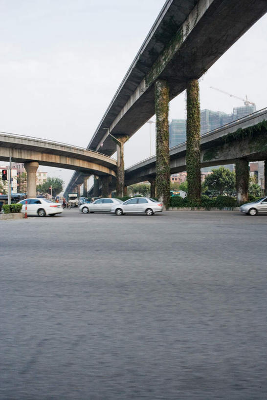 无人,高楼大厦,栏杆,竖图,室外,白天,仰视,度假,美景,城市风光,城市,大桥,大厦,道路,建筑,立交桥,路,路灯,摩天大楼,桥梁,公路,汽车,中国,亚洲,栅栏,景观,云,高架,围栏,桥,灯光,分界线,停车线,交通,云彩,娱乐,护栏,车,灯,白云,天空,交通工具,轿车,天,享受,休闲,景色,放松,车行道,车行道分界线,照明设备,标线,东亚,车行线,中华人民共和国,中国人,马路,彩图,低角度拍摄,高层建筑,高楼