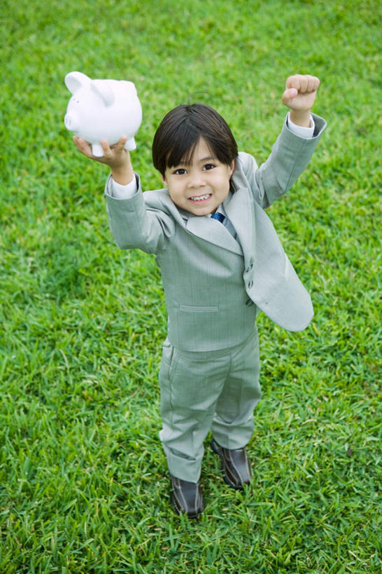 西方人,儿童,一个人,站,举,笑,微笑,露齿笑,竖图,俯视,室外,白天,衬衫,西装,纯洁,草地,草坪,植物,欧洲,欧洲人,仅一个男性,仅一个人,握,套装,正装,领带,拿,拿着,注视,职业装,草,一个,小孩,绿色,容器,观察,看,托,站着,仅一个小孩,储蓄罐,器皿,可爱,童年,童趣,储蓄,存钱,握着,金融,理财,经济,单个,观看,察看,资金,存钱罐,关注,存款,流通,贸易,童真,烂漫,无邪,贮钱罐,储钱罐,扑满,天真,男孩,男人,男性,白种人,孩子,举起,举手,举着,向上举,向上伸,向上托,站立,彩图,高角度拍摄,全身,衬衣,皮鞋,男生