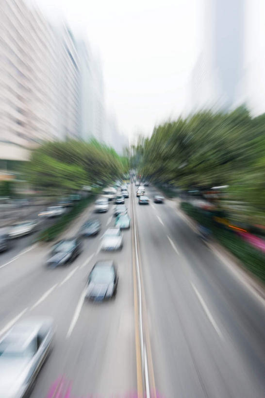 无人,高楼大厦,竖图,俯视,室外,白天,度假,花圃,美景,植物,城市风光,标志建筑,城市,大厦,道路,地标,建筑,路,公路,公共汽车,汽车,叶子,中国,亚洲,朦胧,模糊,盛开,景观,云,建筑群,分界线,巴士,停车线,公交车,交通,花蕾,云彩,娱乐,建设,车,花,花瓣,花朵,鲜花,树,树木,绿色,白云,天空,自然,交通工具,轿车,花丛,花束,天,花苞,花蕊,享受,休闲,景色,放松,生长,成长,车行道,车行道分界线,标线,东亚,车行线,中华人民共和国,马路,彩图,高角度拍摄,大楼,高层建筑,高楼