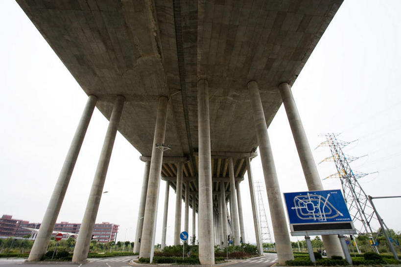 无人,横图,室外,白天,仰视,度假,草地,草坪,美景,植物,城市风光,标志建筑,城市,大桥,地标,建筑,立交桥,桥梁,指示牌,中国,亚洲,标志,文字,景观,云,云朵,高架,桥,分界线,停车线,云彩,娱乐,标识,草,树,树木,绿色,白云,天空,自然,天,享受,休闲,景色,放松,生长,成长,车行道,车行道分界线,标线,高压线,东亚,车行线,中华人民共和国,彩图,低角度拍摄