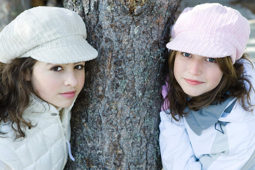 西方人,儿童,两个人,伙伴,朋友,站,抱,笑,微笑,竖图,俯视,室外,白天,友谊,纯洁,植物,欧洲,欧洲人,服装,注视,树,树木,小孩,自然,看,站着,可爱,童年,童趣,生长,成长,抱着,羽绒服,绒线帽,搂着,关注,童真,烂漫,无邪,天真,友情,女孩,女人,女性,白种人,怀抱,搂,搂抱,抬头,仰头,拥抱,站立,半身,彩图,高角度拍摄,女生