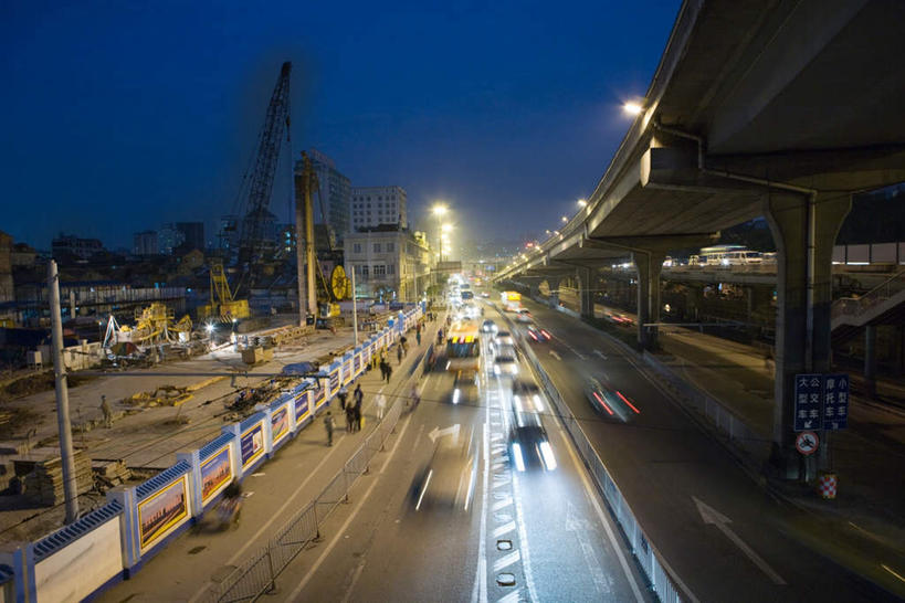 东方人,高楼大厦,栏杆,走,竖图,俯视,室外,夜晚,技术,大桥,大厦,道路,建筑,立交桥,路,路灯,桥梁,指示牌,公路,汽车,中国,亚洲,行人,服装,朦胧,模糊,标志,文字,栅栏,高架,建筑群,围栏,桥,灯光,巴士,交通,许多人,注视,休闲装,黄种人,设备,标识,建设,护栏,路人,车,吊车,灯,施工,骑,衣服,蓝色,蓝天,天空,建筑工地,交通工具,轿车,天,观察,看,一群人,骑车,休闲,休闲服,机械,起重机,服饰,观看,工程,察看,照明设备,关注,载具,东亚,中华人民共和国,地盘,建筑地盘,施工地盘,工作车,施工车,汽车吊,过客,男人,男性,女人,女性,中年男性,中年女性,亚洲人,马路,步行,散步,走路,彩图,高角度拍摄,全身,大楼,高层建筑,高楼,工地