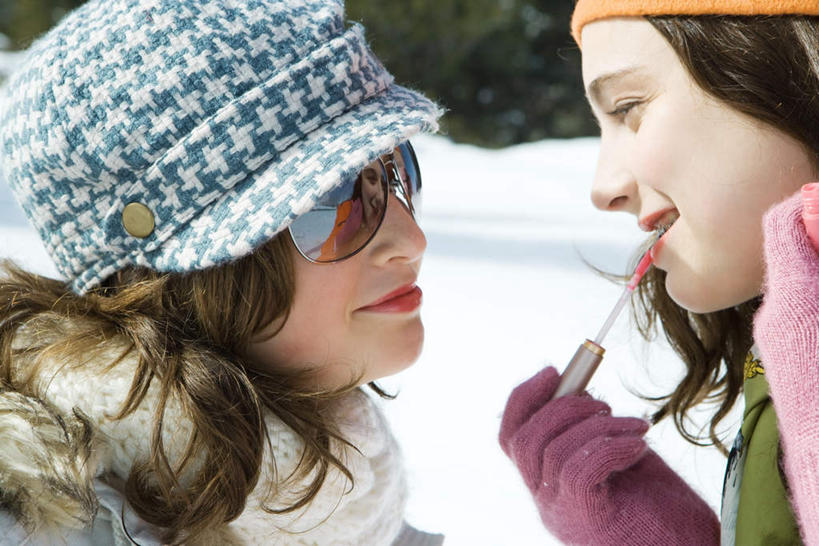 西方人,脸,头,脸颊,两个人,伙伴,朋友,站,笑,微笑,竖图,室外,特写,白天,侧面,友谊,雪,植物,大雪,欧洲,欧洲人,服装,装饰,墨镜,眼镜,积雪,雪景,冬天,涂抹,注视,肩膀,树,树木,自然,太阳镜,太阳眼镜,围巾,口红,观察,看,站着,温暖,遮阳镜,生长,成长,围脖,观看,羽绒服,保暖,华丽,点缀,察看,绒线帽,御寒,关注,衬托,美观,雅致,雅观,友情,年轻女性,女人,女性,白种人,头部,脸部,脸蛋,面部,半身,彩图